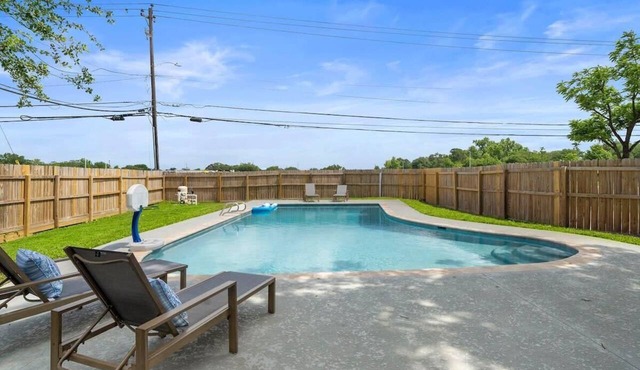 Poolside Paradise: Arcade & Firepit Fun