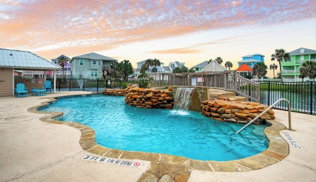 Port A Retreat Shared Pool + Hot Tub Short Drive to Beach | Das Strandhaus