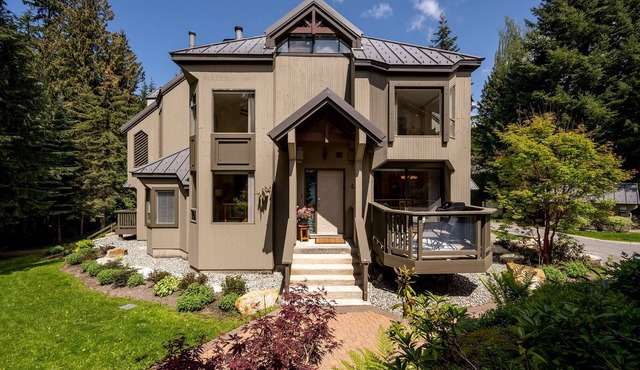 Prime Central Location | 5BR | Walk to Village/Lifts | Free Parking | Managed by Aloha Whistler