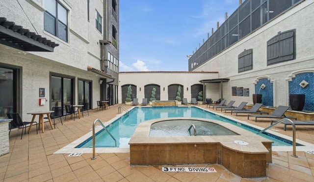 Prime DT 2-Bed Apt | Pool | Gym | Free Parking