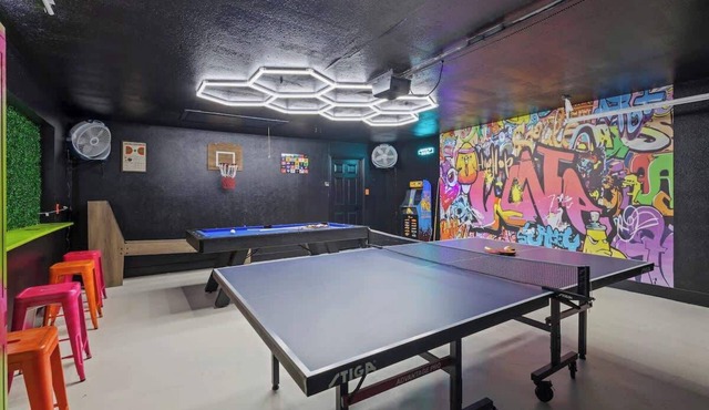 Prime Location Game Room Hot Tub Cold Plunge