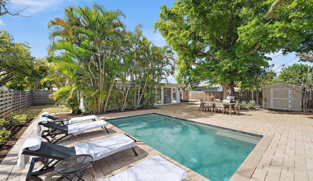 Pristine Private Pool Retreat Minutes to Siesta & Downtown Sarasota!