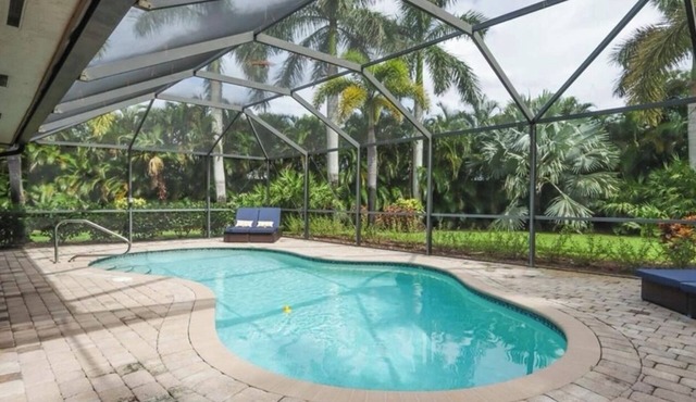 PRIVATE Backyard Heated POOL Naples Oasis, 7 mins to 5th Ave, Tin City, Beaches!