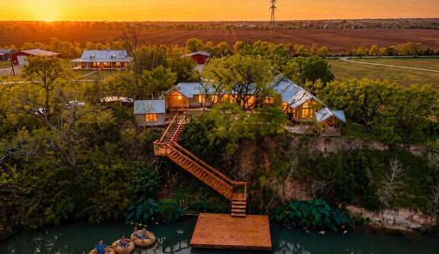 Private Dock, Pool & Hot Tub | Riverfront Estate in Martindale