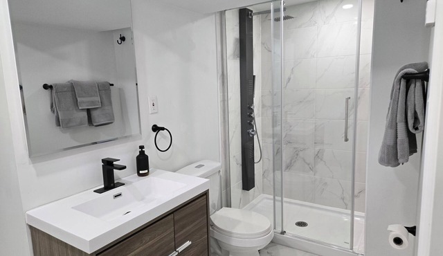 Private Entry - Modern & Bright Longueuil Suite