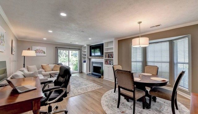 "Private Escape"- Single story duplex - Your home away from home.
