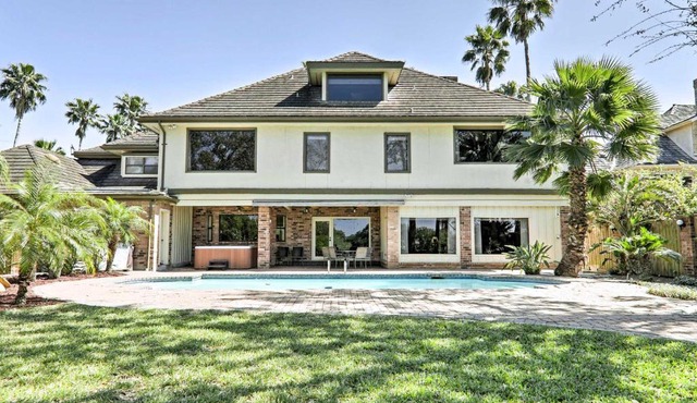 Private Pool: Lakefront Harlingen Home