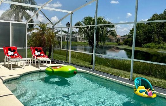 Private pool with a beautiful view overlooking the lake! Near Disney - Universal