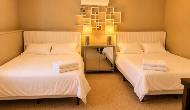 Private Two Queen Beds Room Near UPEI & Downtown Cozy Retreat Near Everything