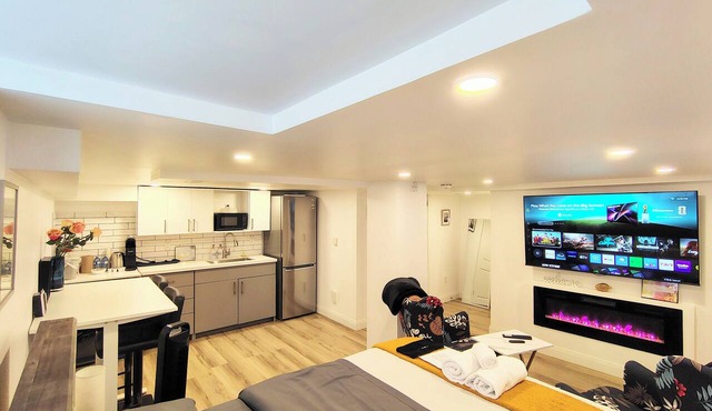 Pvt Studio near Fairway Mall & Waterloo Airport. Downtown in few minutes
