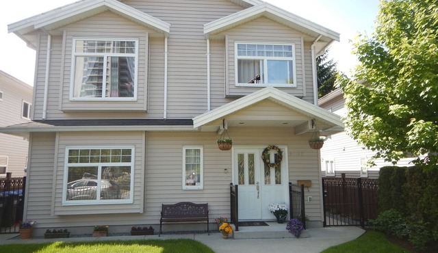 Quiet & private 2 bdr 2 bhr guest suite near Coquitlam mall and skytrain station