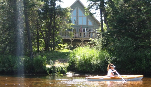 RARE Riverfront Retreat, Private Nature Escape, 1 person PADDLE BOARDS & CANOE !