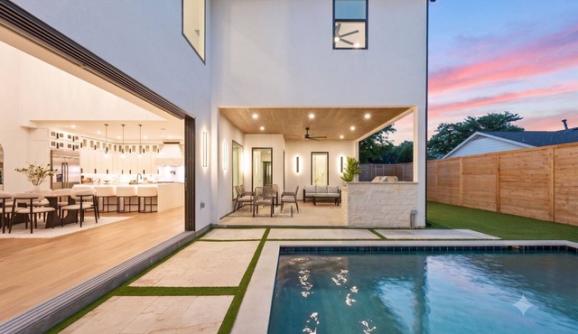 Refined Downtown Dallas Oasis - 5 Bedrooms with Pool/Theater - 25 mins to AT&T