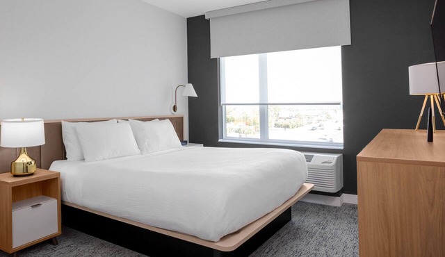 Relax and Unwind! Free Breakfast, Free Parking, Pets Allowed