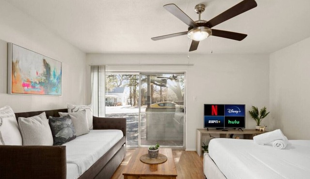 Relax in Hyde Park! Parking + Great Location + Tub