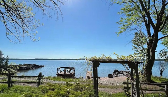 Relax with the whole family at this peaceful waterfront cottage.