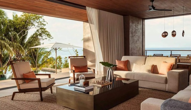 Right On The Beach! Balcony, Outdoor Pools, Free Breakfast, Free Parking!