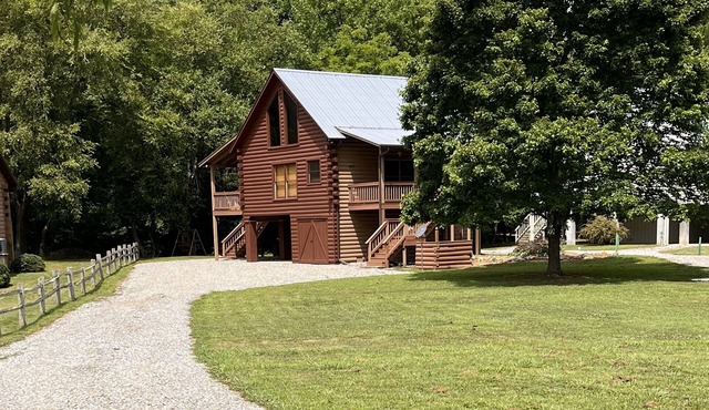 River Front Log Cabin- Hot Tub-Tubing on the River, Pet Friendly.
