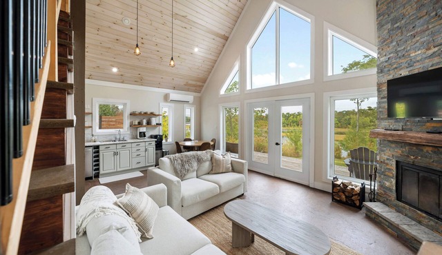 Riverfront Chalet in Tatamagouche. Fireplace, Firepit, BBQ + Soaker Tub