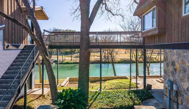 Riverfront Retreat ~ 2 Blocks to Big Rocks Park