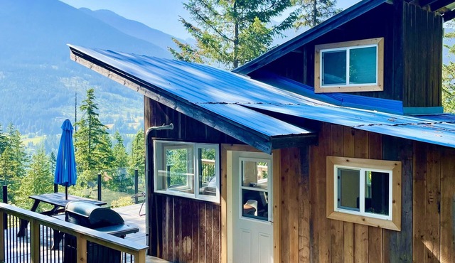 *ROBIN’S NEST* TINY CHALET HOME Spectacular mountain views surrounded by nature