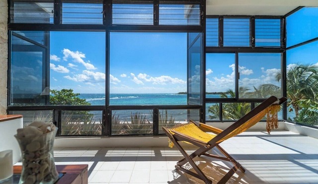 Romantic, charming condo with shared pools and magnificent view of the ocean!