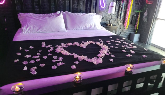 Romantic & Spicy Getaway w/Mermaid Pool & Hot Tub. Adults only!