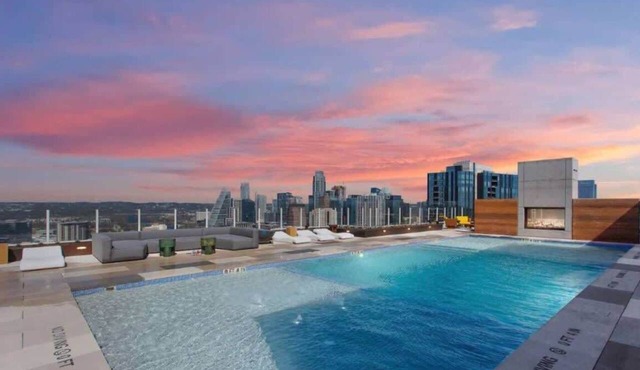 Rooftop Pool + Luxury Austin Stay – East Cider by Barclé