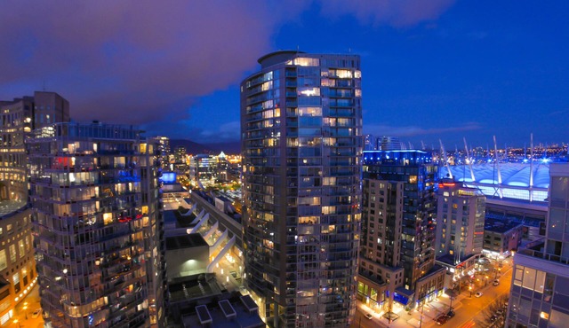 Rosedale On Robson Suite Hotel