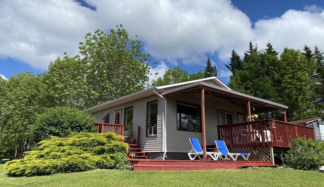 Rustic Comfy Cottage in the heart of NS Ocean Playground. Walk to Beach.