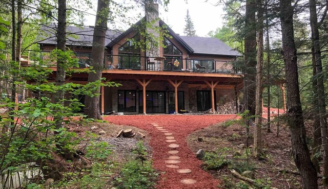 Rustic cottage with a modern touch on river-lake, 6 bedrooms in St-Adolphe-d'howard