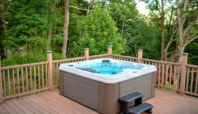 Rustic Ridge Log Cabin: Hot Tub, Games, Views! in Mount Pocono