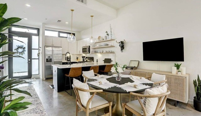 S Lamar Loft King Bed Tree Balcony Pets Zilker