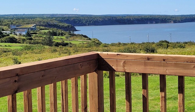 Seaside Escape with a million dollar ocean view. Pet friendly. Sleeps 4.