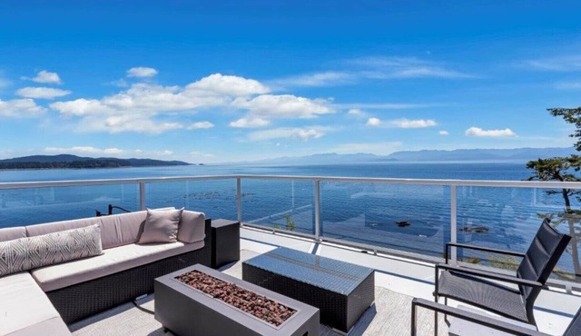 Seawood Oceanfront Suite: 2-Bed with Private Beach!