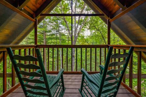 Secluded Cabin Pool Access Arcade & Screened Hot Tub
