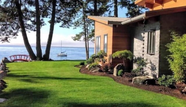 Secluded, peaceful, ocean front home. Close to all amenities/outdoor activities.