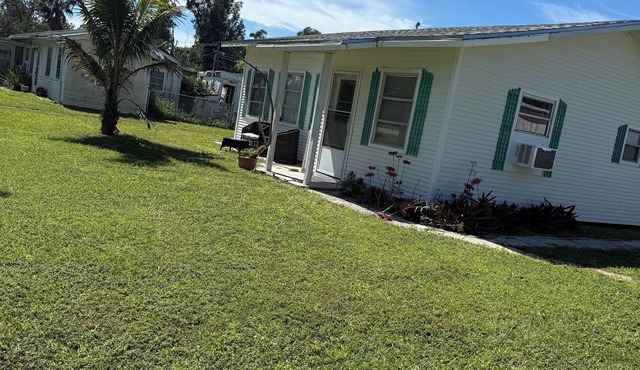 Secluded private 2-bedroom house in Estero walking distance to Starbucks etc.