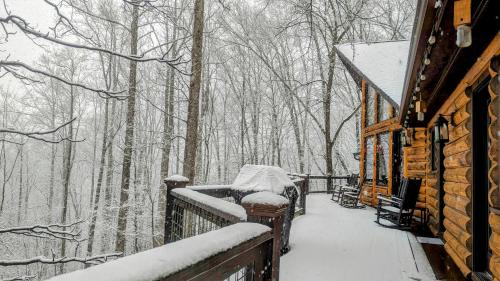 Serene Green - Views, Hot Tub, Skiing, Tubing, Gas Fireplace