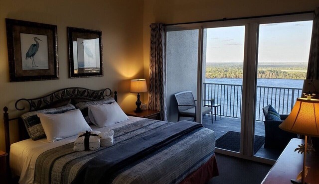 Serene Oasis Lakefront Penthouse Facing Disney