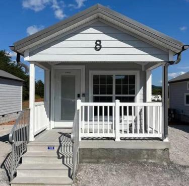 Serene Tiny Home - Biker-Friendly, Close to Skyway