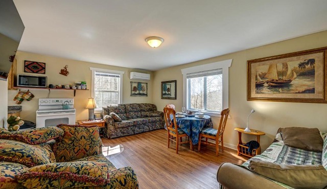 Ski & hike/Shared Hot tub: Cozy Whittier Retreat!