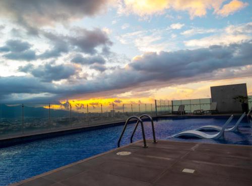 Skyline 20th Floor Studio with Pool, AC & Free Parking in Curridabat