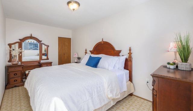 Skytrain/10 mins to DT/full kithcen/Free Parking/Huge Balcony