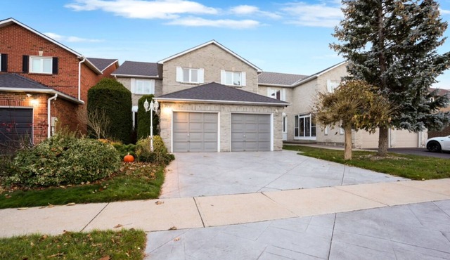 Sleek; 4 bedroom, two story with basement and Ping pong table in Thornhill