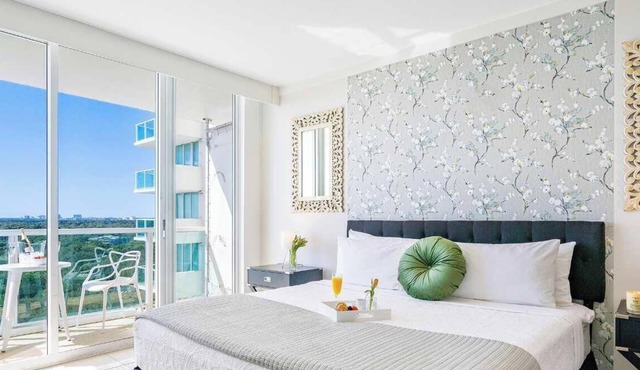 Sleek Emerald Suite | Coconut Grove Retreat