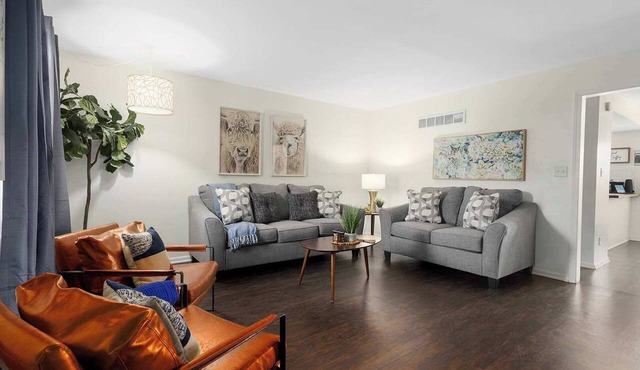 Sleeps 10 Pets Welcome+ patio seating & BBQ grill