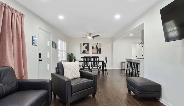 Sleeps 8 |Pool Table| Overland Park Oasis