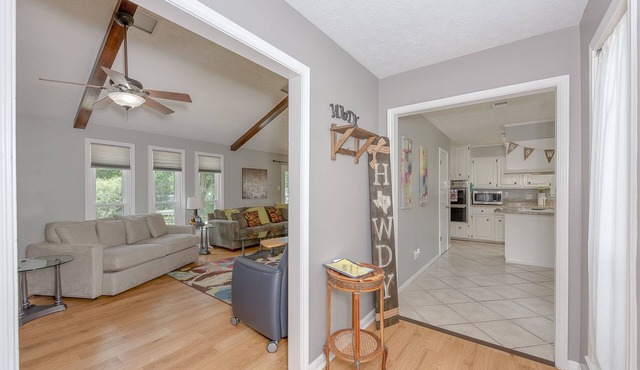 Sleeps 9 ! HUGE living area & deck. Self-serve breakfast items.