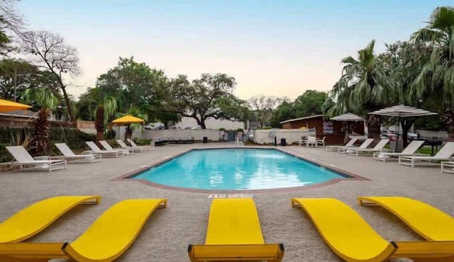 SoCo 2BR cozy suite, king bed, fast WiFi w/pool